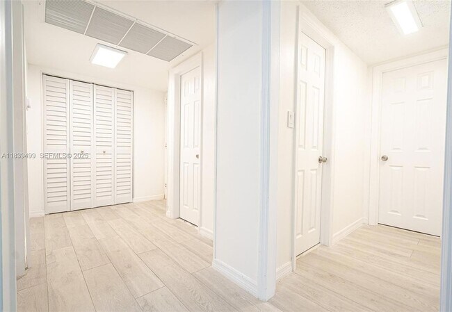 Building Photo - 3140 S Ocean Dr