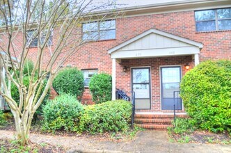 Building Photo - Lovely 2 Bedroom, 1.5 Bath Townhouse in Carrboro - Avail in March!
