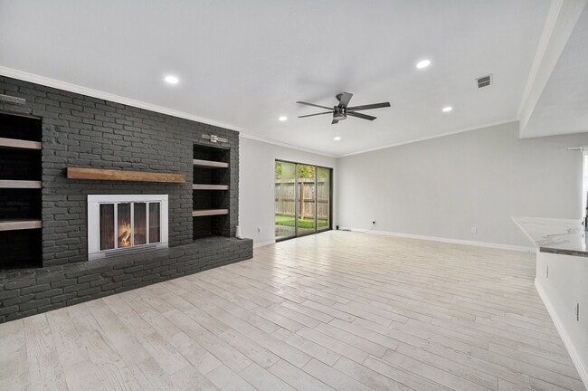 Building Photo - 10818 Hillcroft Ave