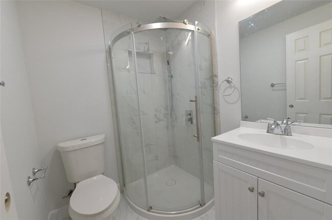 Building Photo - 1000 Plymouth Dr