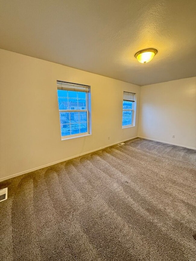 Building Photo - Welcoming 3-Bedroom Townhouse with Comfort...