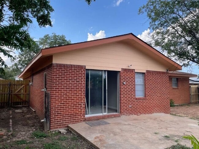 Building Photo - Cozy & Modern 3-Bedroom Retreat in Big Spring