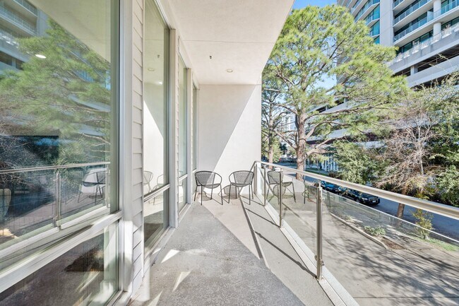 Building Photo - 3302 Lake St