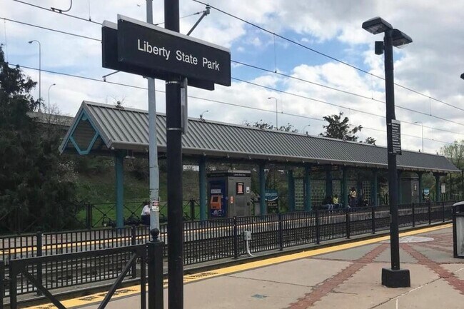 Building Photo - 225 Pine St