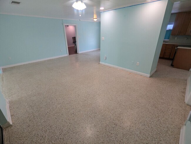 Building Photo - For Rent: 4 Bedroom, 3  Bathroom, Office/Den, Sunroom/Florida room, Large Shed, Huge backyard