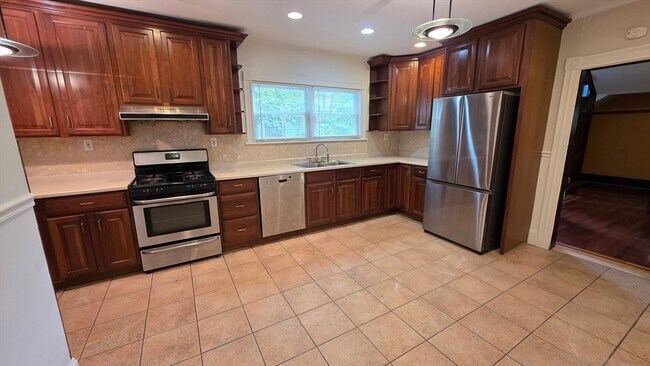 Building Photo - 547 Talbot Ave