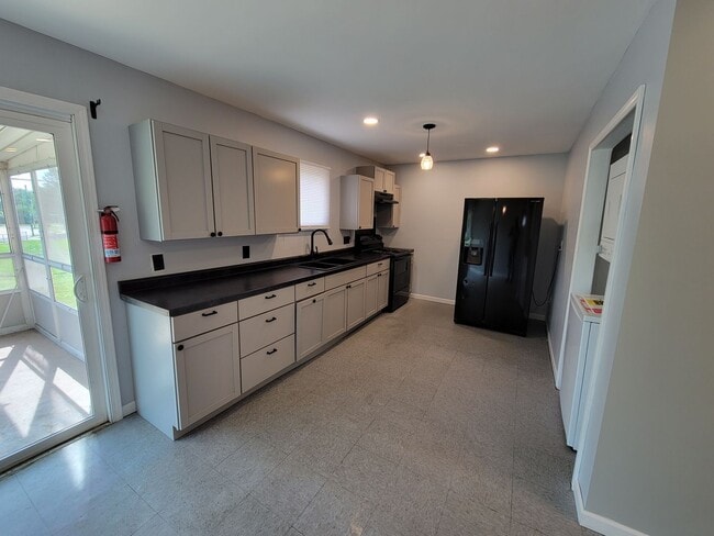 Building Photo - 3 bed, 1 bath, Close to South Bend Airport