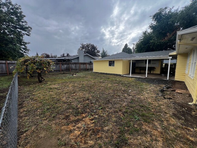 Building Photo - 3-Bedroom 1-Bathroom home in Eugene