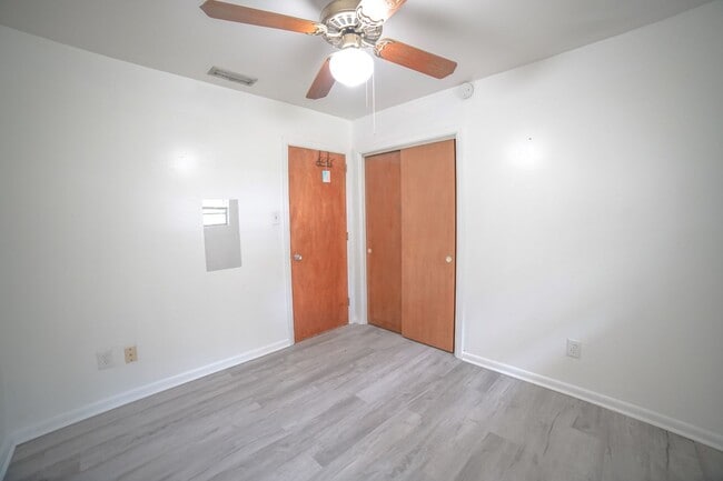 Building Photo - 3 Bed / 2 Bath Brick Home With Yard In Town