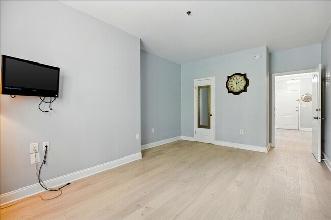 Building Photo - Spacious 1-bedroom, 1-bath condo