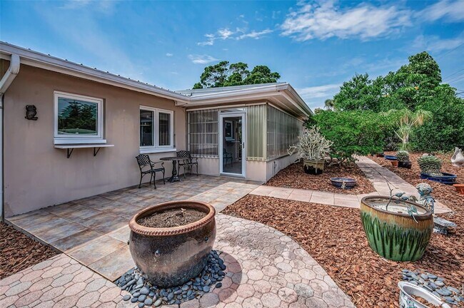 Building Photo - 1387 Hill Dr
