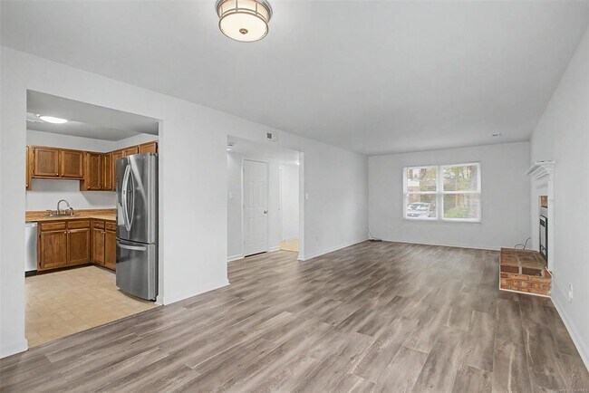 Building Photo - 285 Merrimac Trail