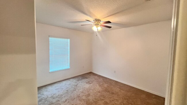 Building Photo - Beautiful Upgraded 3 Bedroom and 2 1/2 Bat...