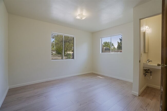 Building Photo - 3 bedroom,1.5 bath with 1 car garage close to schools, hospital and shopping!