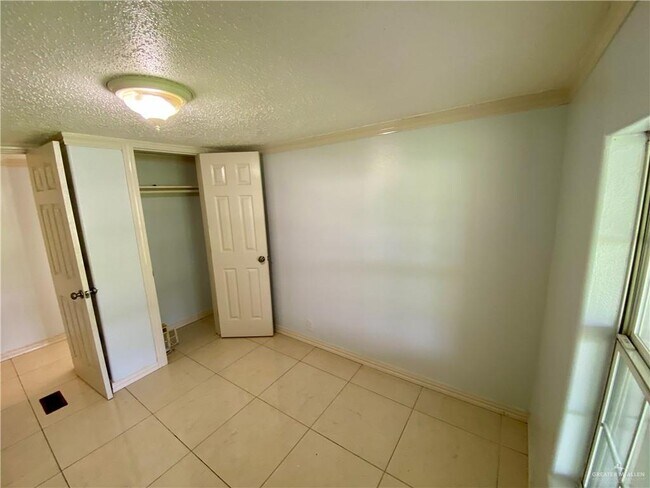 Building Photo - 14 Rd Runner St