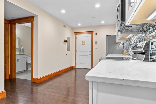 Building Photo - 44 Maple St