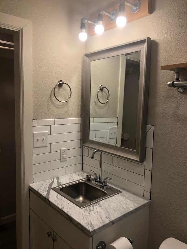 Building Photo - Newly remodeled in 2023!  1 bed, 1 bath, ALL appliances!