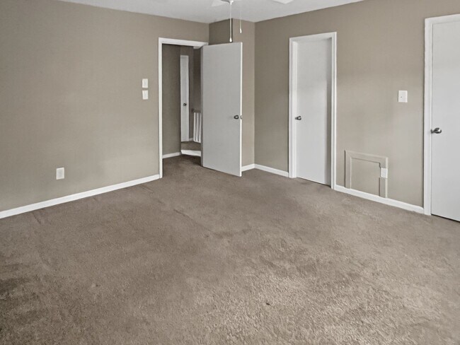 Building Photo - Cary Townhome