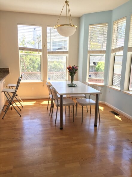 dining area - 131 Robinson Ln
