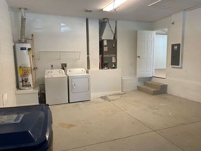 Building Photo - Great 4 Bedroom 3 Bathroom Pool Home in Indian Creek