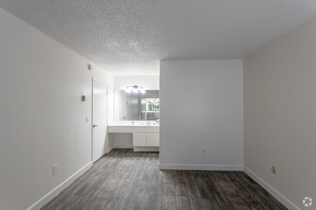 2 BR, 2 BA - 1050 SF - Williamsburg South Apartments