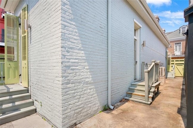 Building Photo - 1300 Chartres St