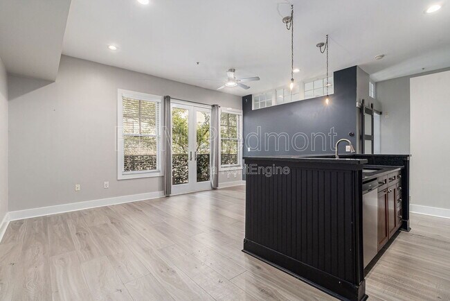 Building Photo - 925 Garrett St