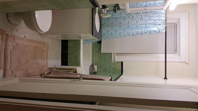 Building Photo - Great Studio in perfect location! Laundry in building.