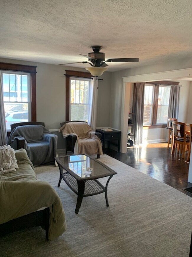 Building Photo - Beautiful 5 bedroom Home Located Near IU! ...