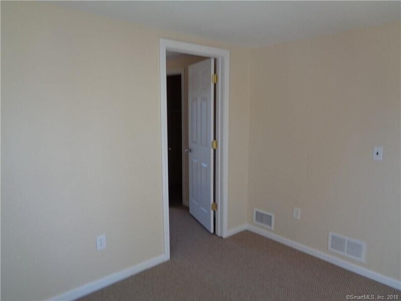 Building Photo - 454 Middle Tpke E