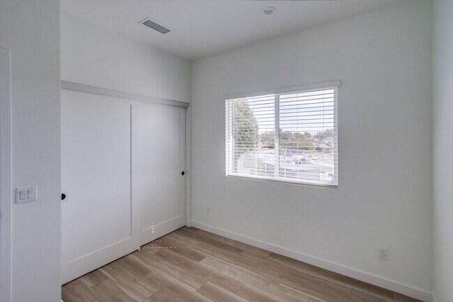 Building Photo - Beautiful downstairs unit 3bed/2 ba now available! Private Patio!! Marketing Description