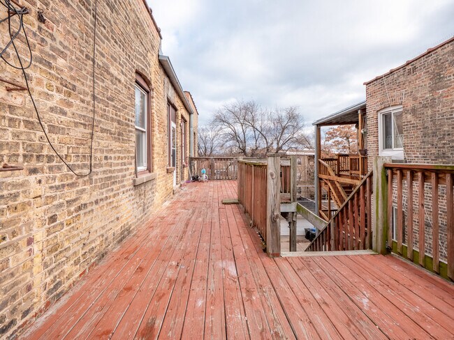 Building Photo - 7369 N Damen Ave