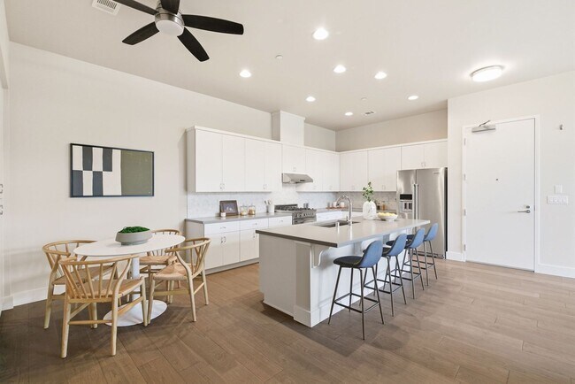 Building Photo - Gorgeous & Modern Los Altos Condo