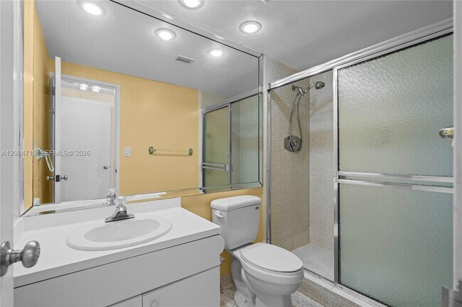 Building Photo - 5001 Collins Ave