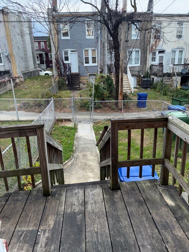 Building Photo - 2710 W Franklin St