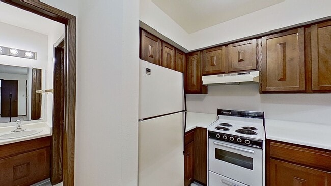 Building Photo - Lower 1 Bedroom 1 Bathroom Apartment is Available