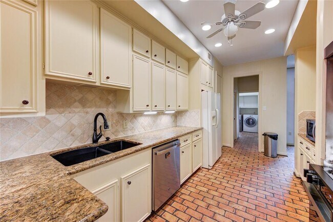 Building Photo - 7530 Del Monte Dr
