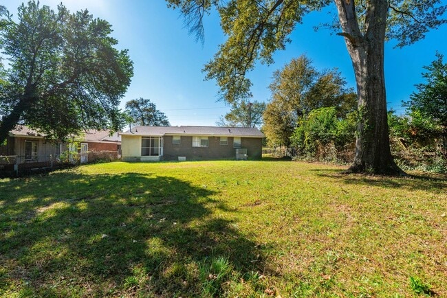 Building Photo - $1,300 - 3 bed/2 bath house for rent in Fl...