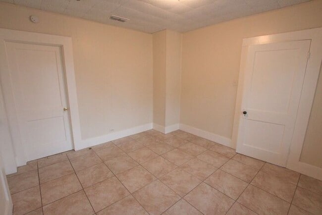 Building Photo - Tour Today! Cozy 2 Bedroom, 1 Bath Duplex ...
