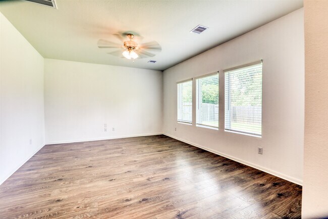 Building Photo - 422 Magnolia Ln