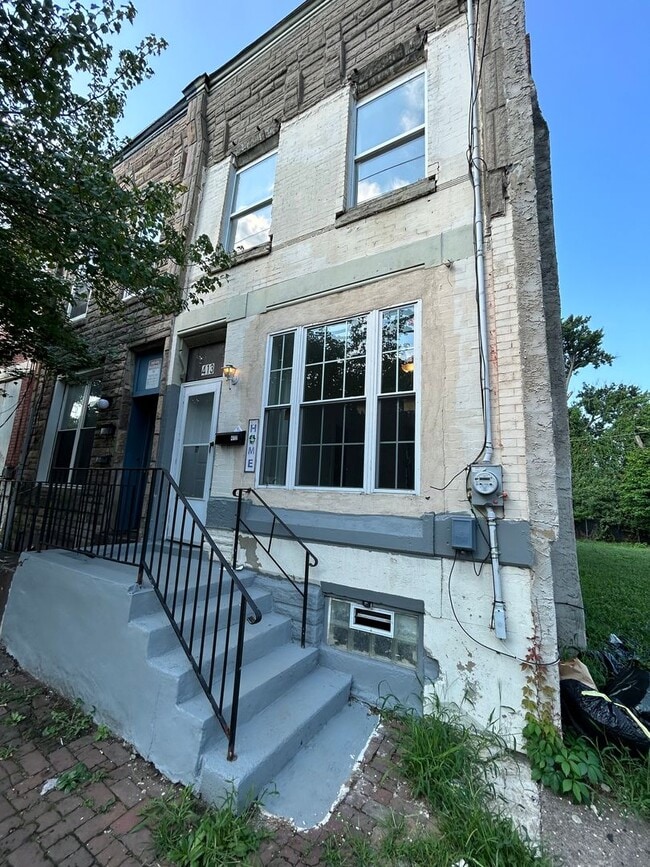 Building Photo - Nice 3 bedroom house big kitchen and Parking