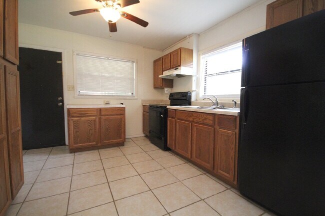 Building Photo - 2BR/1BA Pet-Friendly Duplex in SW Pensacol...
