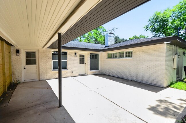 Building Photo - 5675 Sylmar Rd