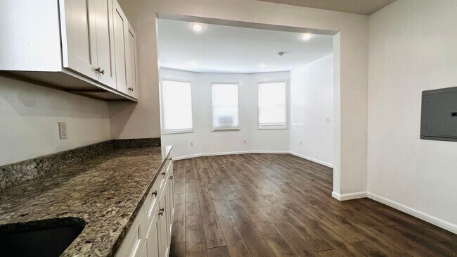 Building Photo - 473 Grove St