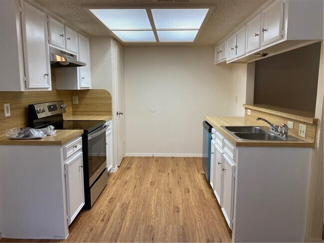 Building Photo - 1503 No Mor Cove