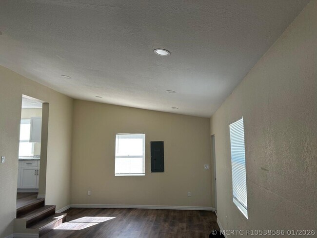 Building Photo - 371 Banyan Ave