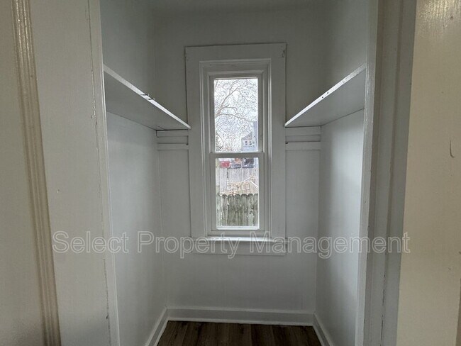 Building Photo - 930 3rd St