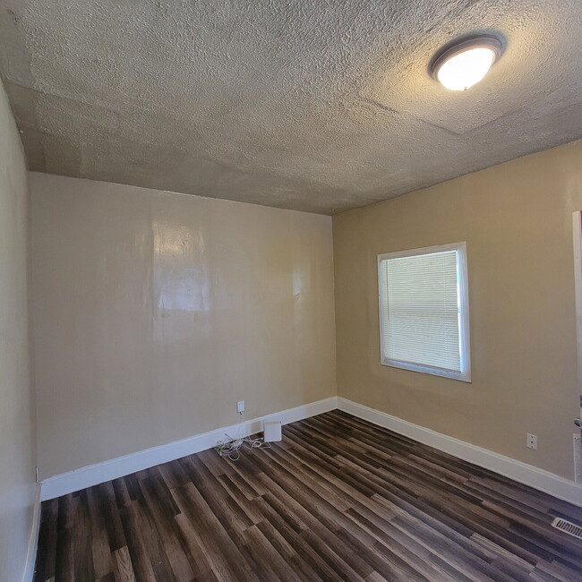 Building Photo - 3 Bedroom on a quiet street