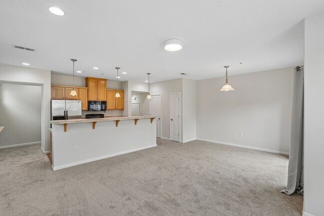 Building Photo - Dual-Suite 2BR/2.5BA Townhome-Style Condo — Gas Fireplace, Balcony & Attached Garage | Heron Cree...