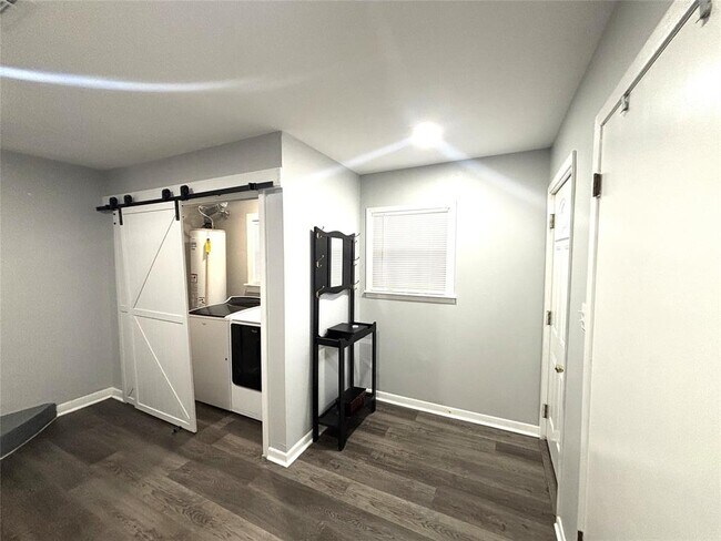 Building Photo - 521 S Oak Ave